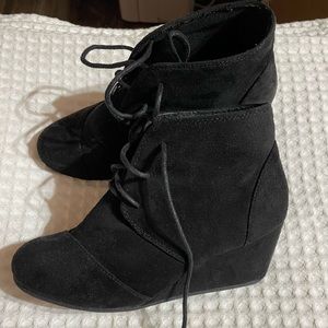 Black wedge